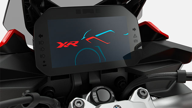 We see the TFT color display of the BMW F 900 XR.