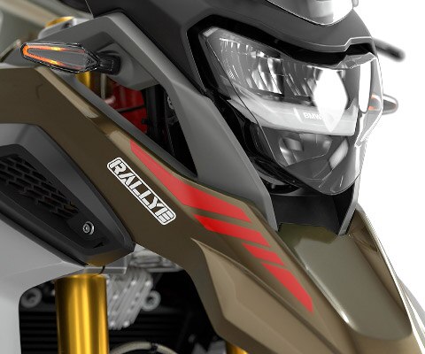 We see the LED headlights of the G 310 GS.
