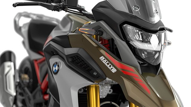 We see the LED headlights of the G 310 GS.