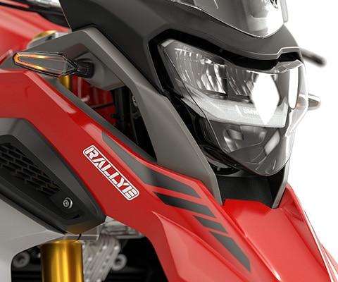 We see the LED headlights of the G 310 GS.