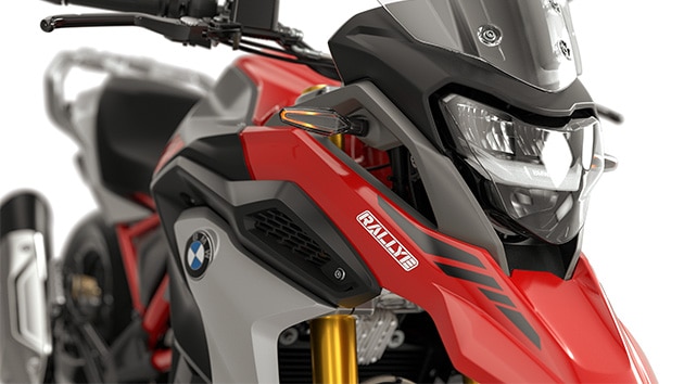We see the LED headlights of the G 310 GS.