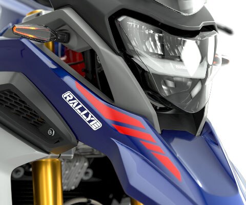 We see the LED headlights of the G 310 GS.