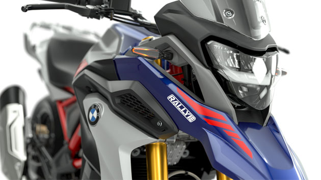 We see the LED headlights of the G 310 GS.