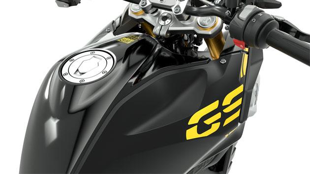 We see the tank and handlebars of the G 310 GS from diagonally above in detail.