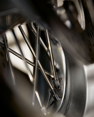 Close-up of the spokes in aluminium silver