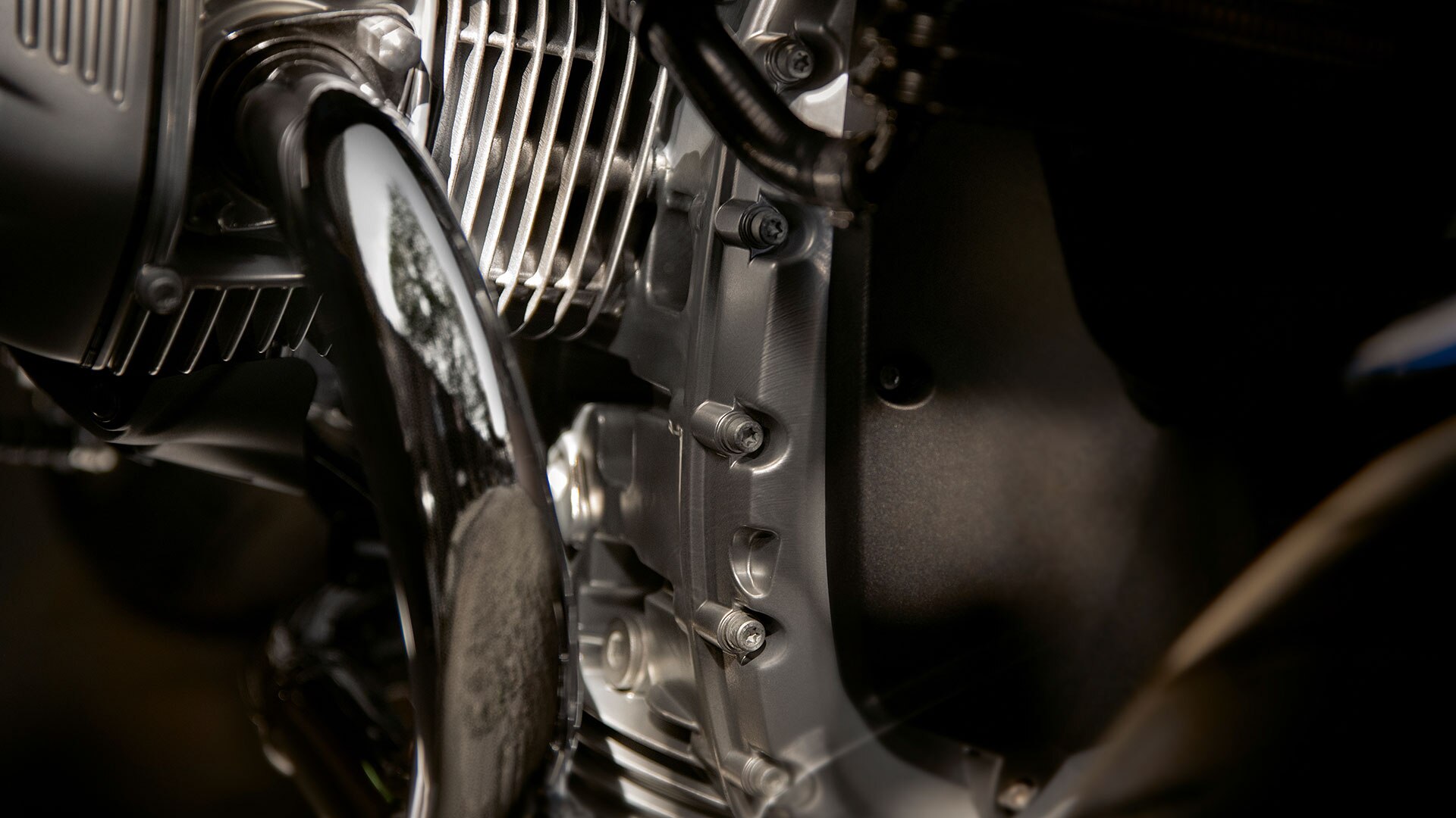 Close-up of the engine and of the chrome-plated manifold.