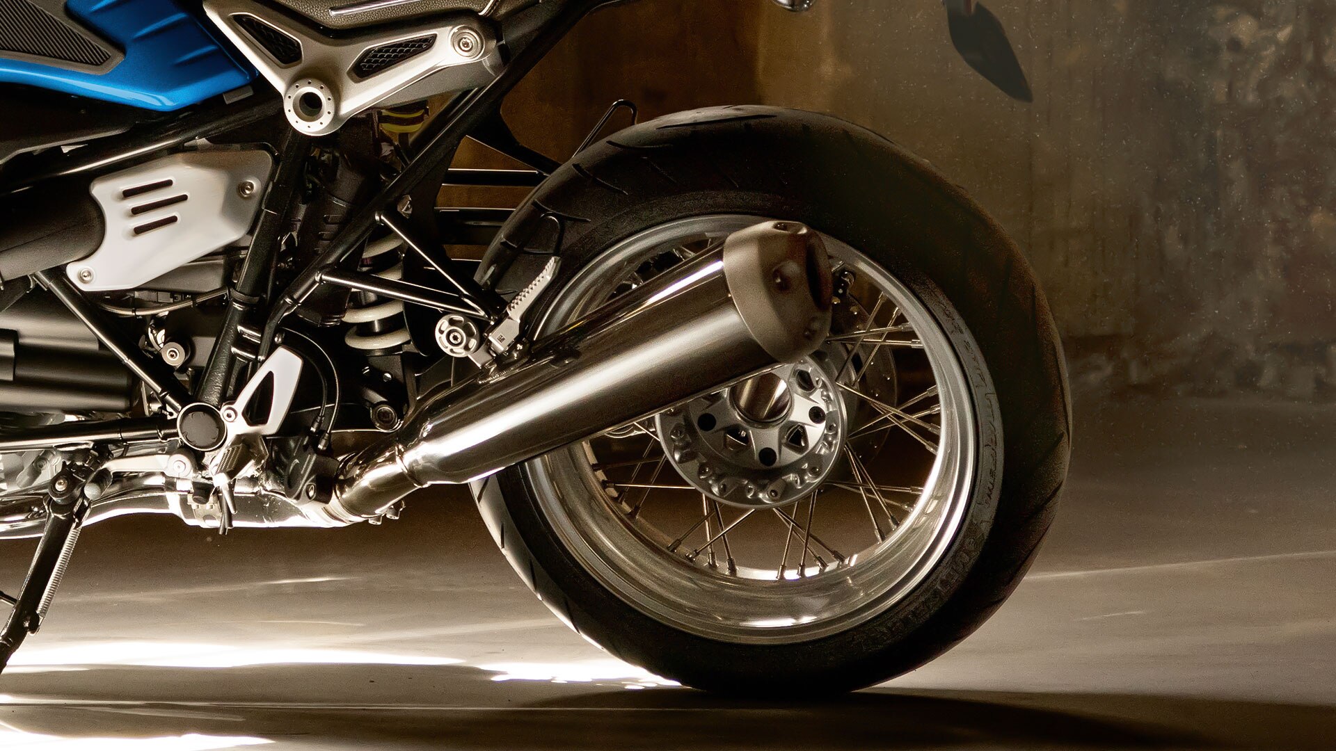 Chrome-plated end silencer of the R nineT /5.