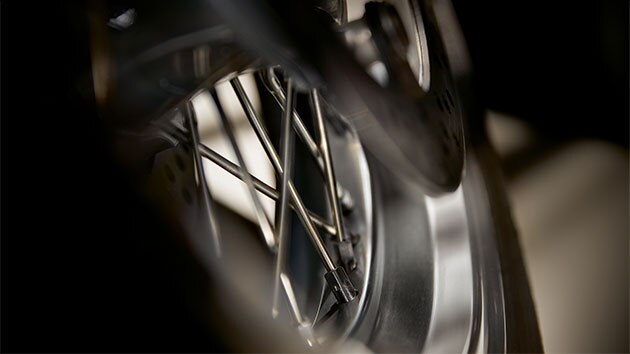 Close-up of the spokes in aluminium silver