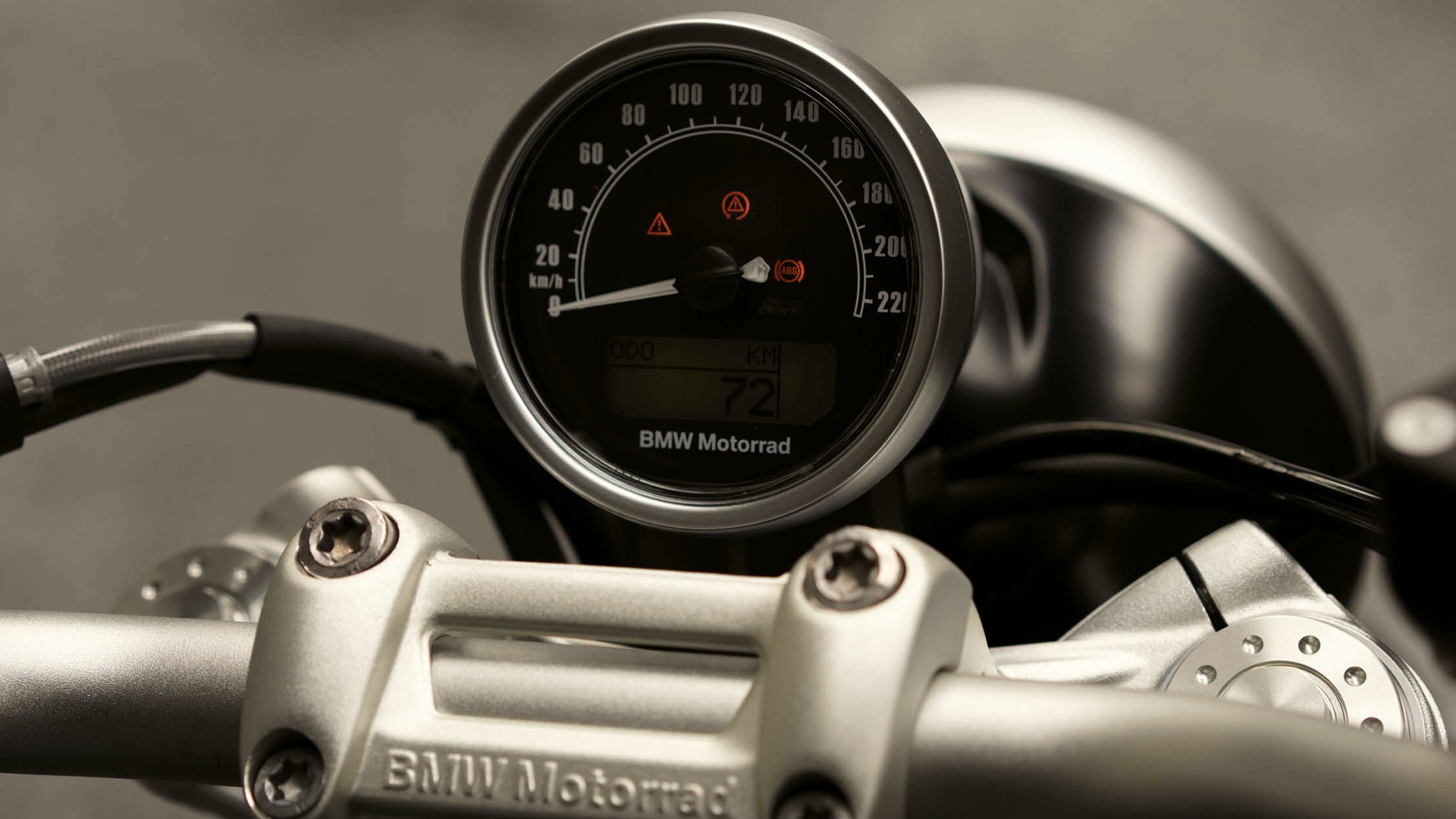 R nineT Pure round instrument