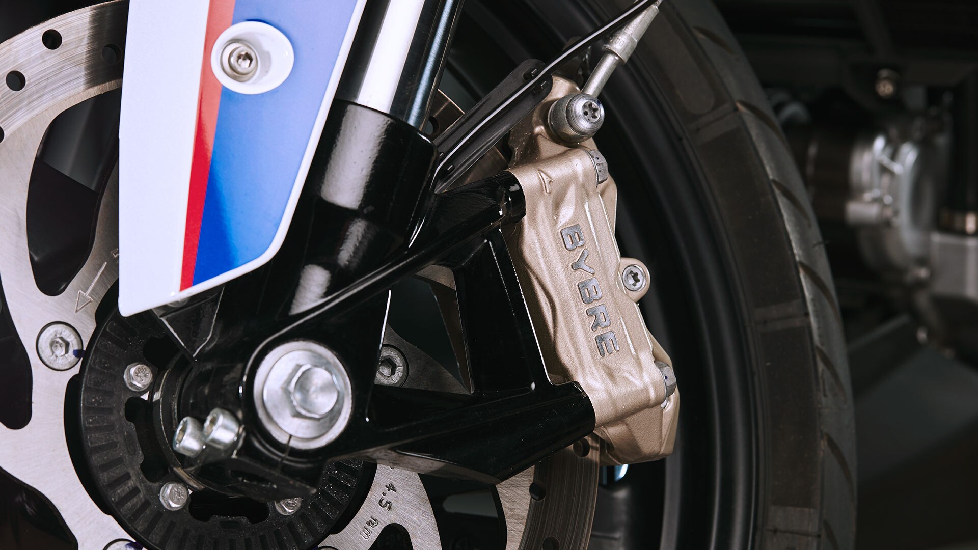 Gold brake calipers.