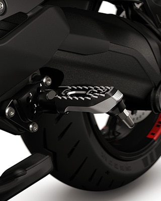 The optional adjustable footrest system of the R 1300 R from BMW Motorrad