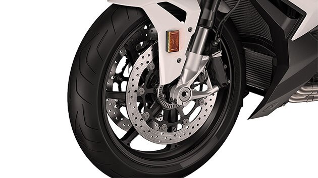 We see the M carbon wheels of the S 1000 R.