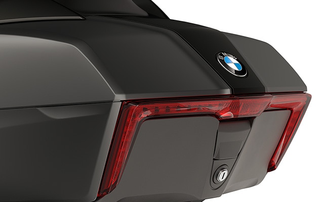 Focus on K 1600 Grand America’s top case featuring LED rear light.