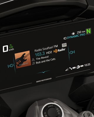Focus on the TFT display and the K 1600 Grand America’s speakers.