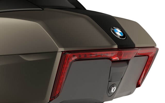 Focus on K 1600 Grand America’s top case featuring LED rear light.