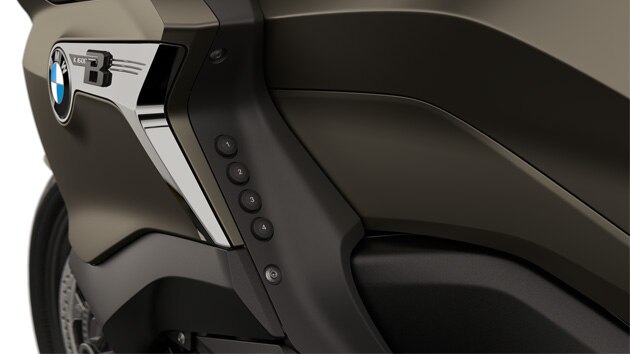 Focus on the four numbered Favorites buttons.