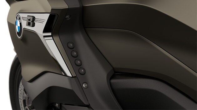 Focus on the four numbered Favorites buttons.
