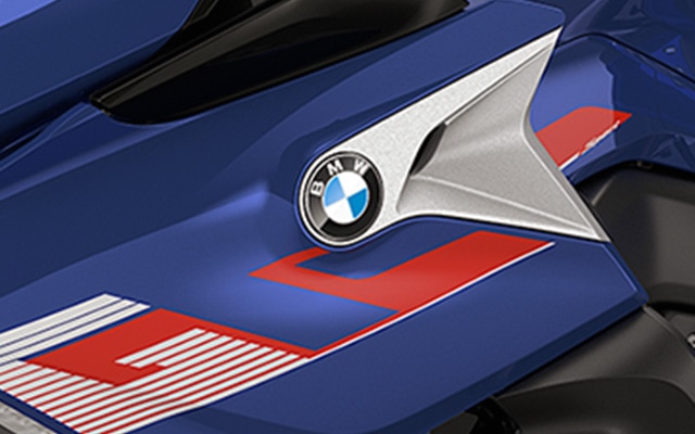 K 1600 GT in Light White/Racing Blue Metallic/Racing Red.