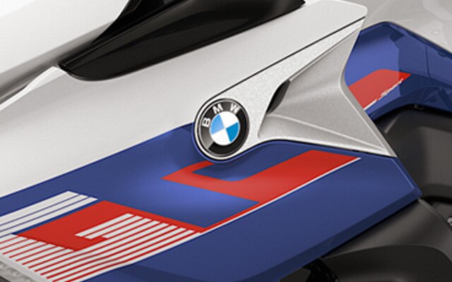 K 1600 GT in Light White/Racing Blue Metallic/Racing Red.
