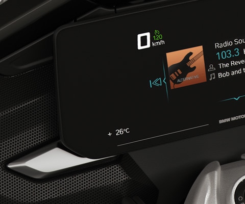 Focus on the TFT display and the K 1600 GT’s speakers.