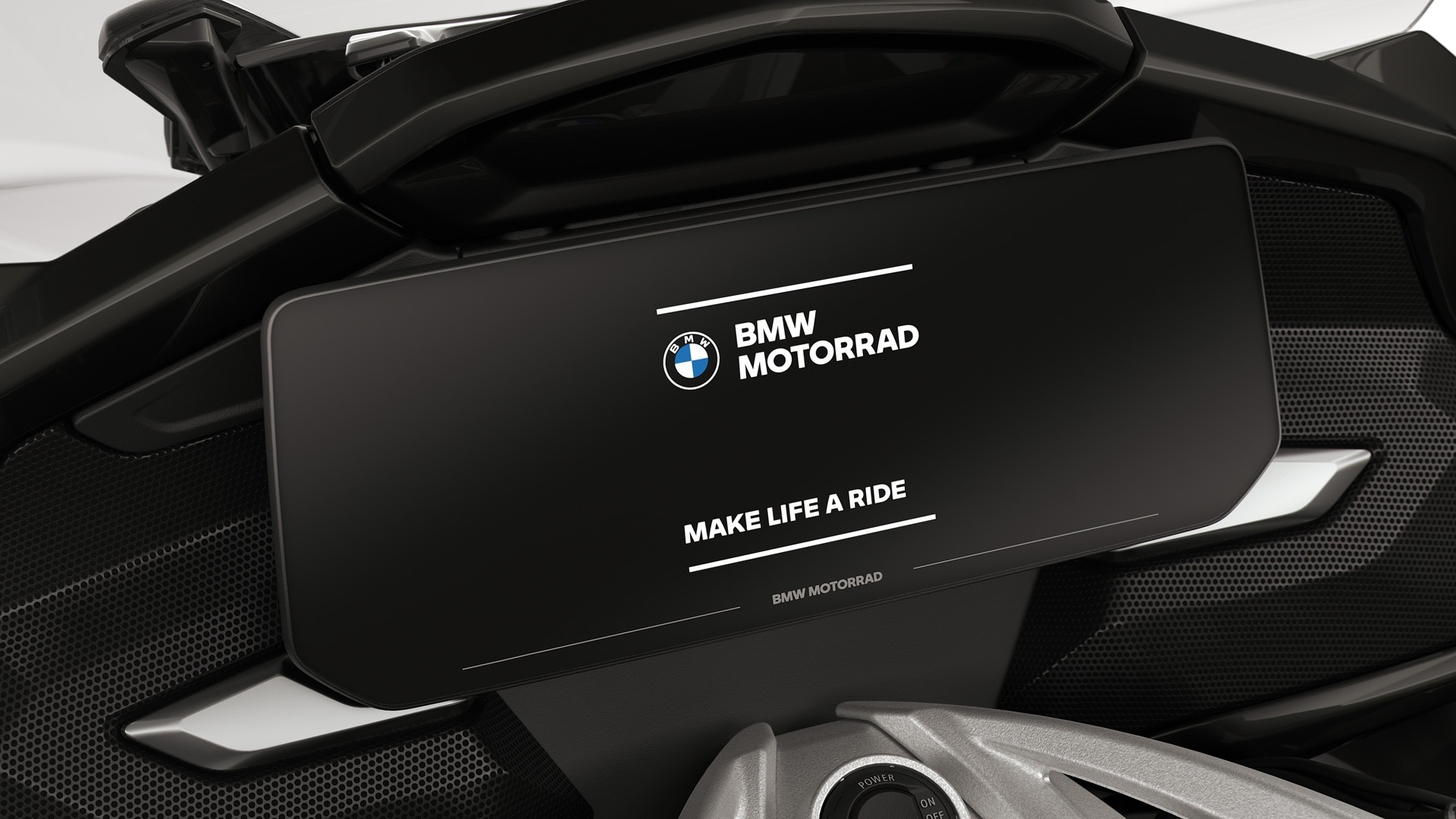 Focus on the K 1600 GT’s TFT display.