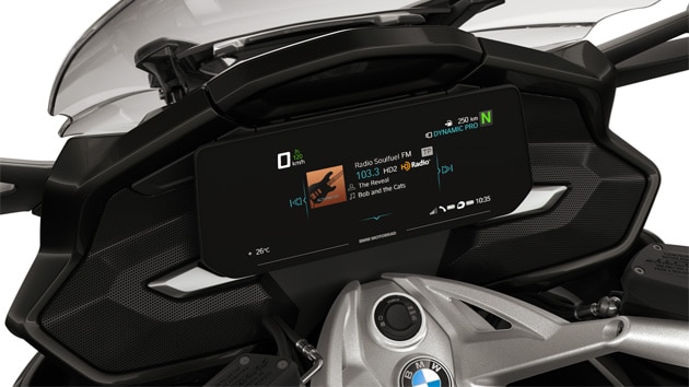 Focus on the TFT display and the K 1600 GT’s speakers.