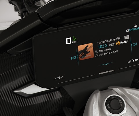 Focus on the TFT display and the K 1600 GTL’s speakers.