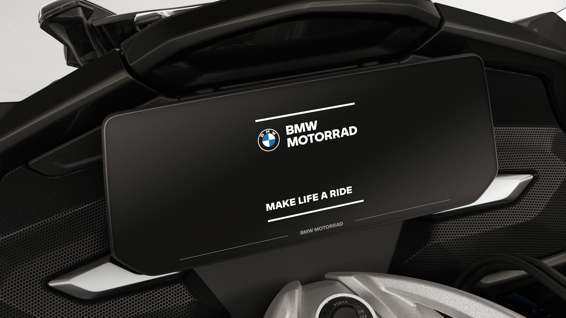 Focus on the TFT display of the K 1600 GTL.