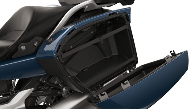 Focus on the open side bags of the K 1600 GTL.