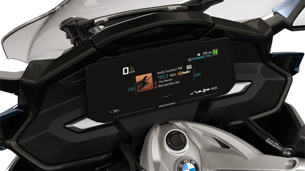 Focus on the TFT display and the K 1600 GTL’s speakers.