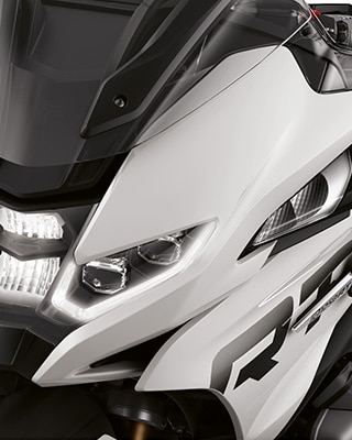We see the new front of the R 1250 RT with an LED headlight.