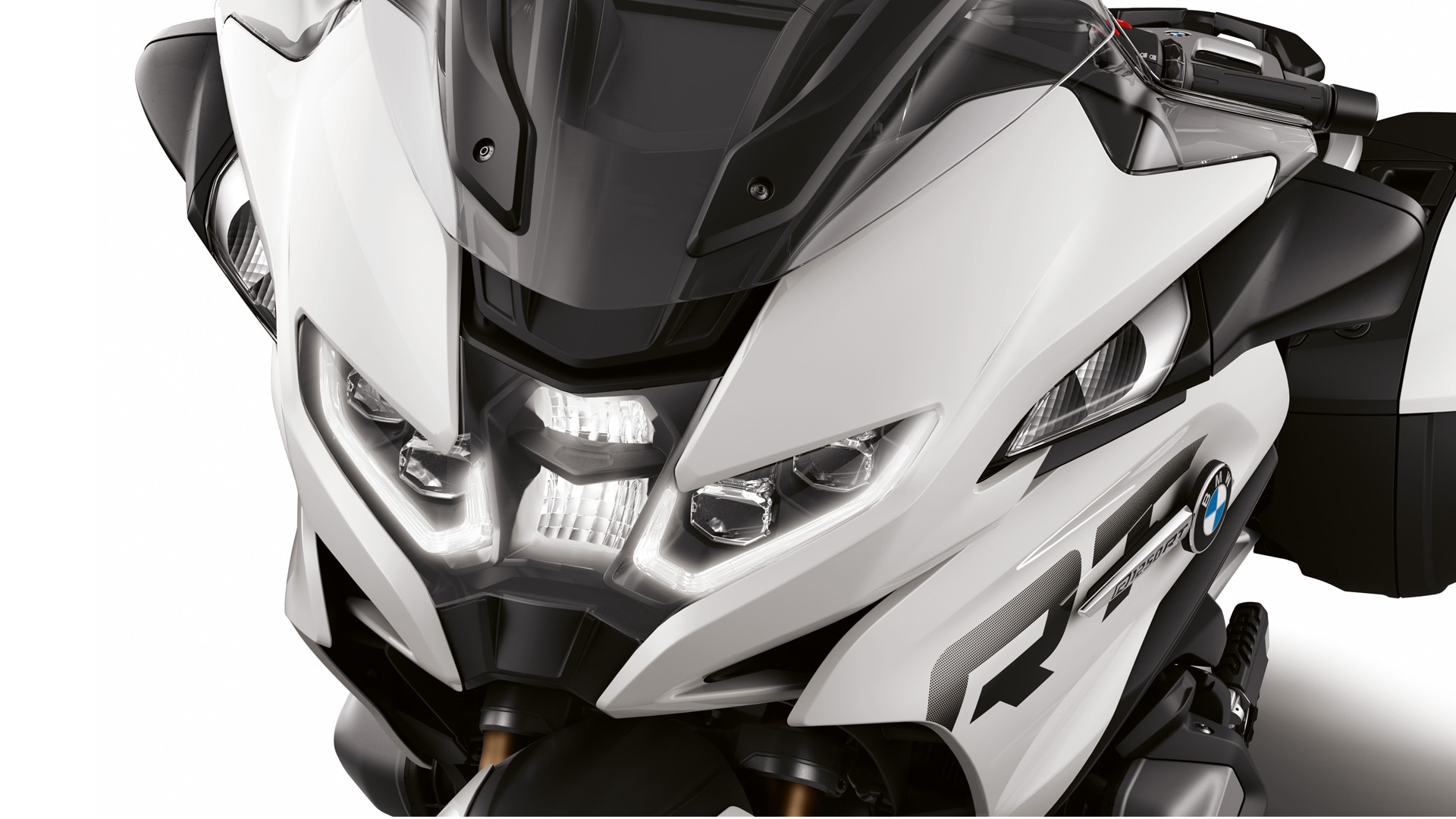 We see the new front of the R 1250 RT with an LED headlight.