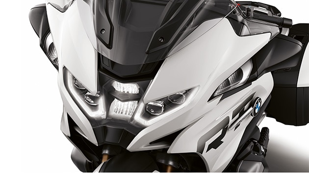 We see the new front of the R 1250 RT with an LED headlight.