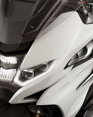 We see the new front of the R 1250 RT with an LED headlight.