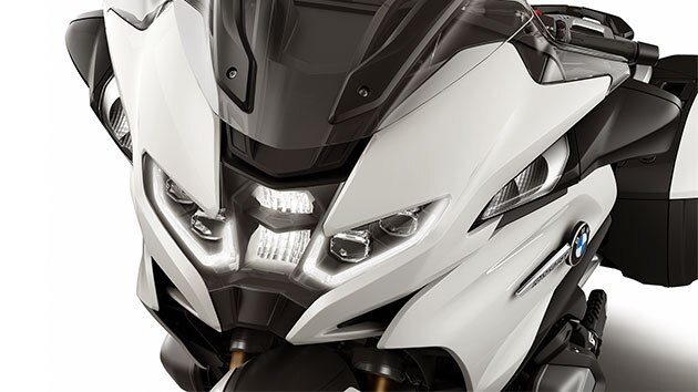 We see the new front of the R 1250 RT with an LED headlight.
