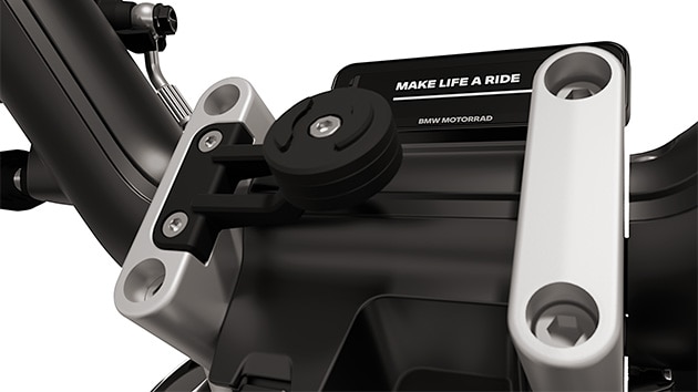 The highly integrated smartphone holder of the eParkourer CE 02 from BMW Motorrad