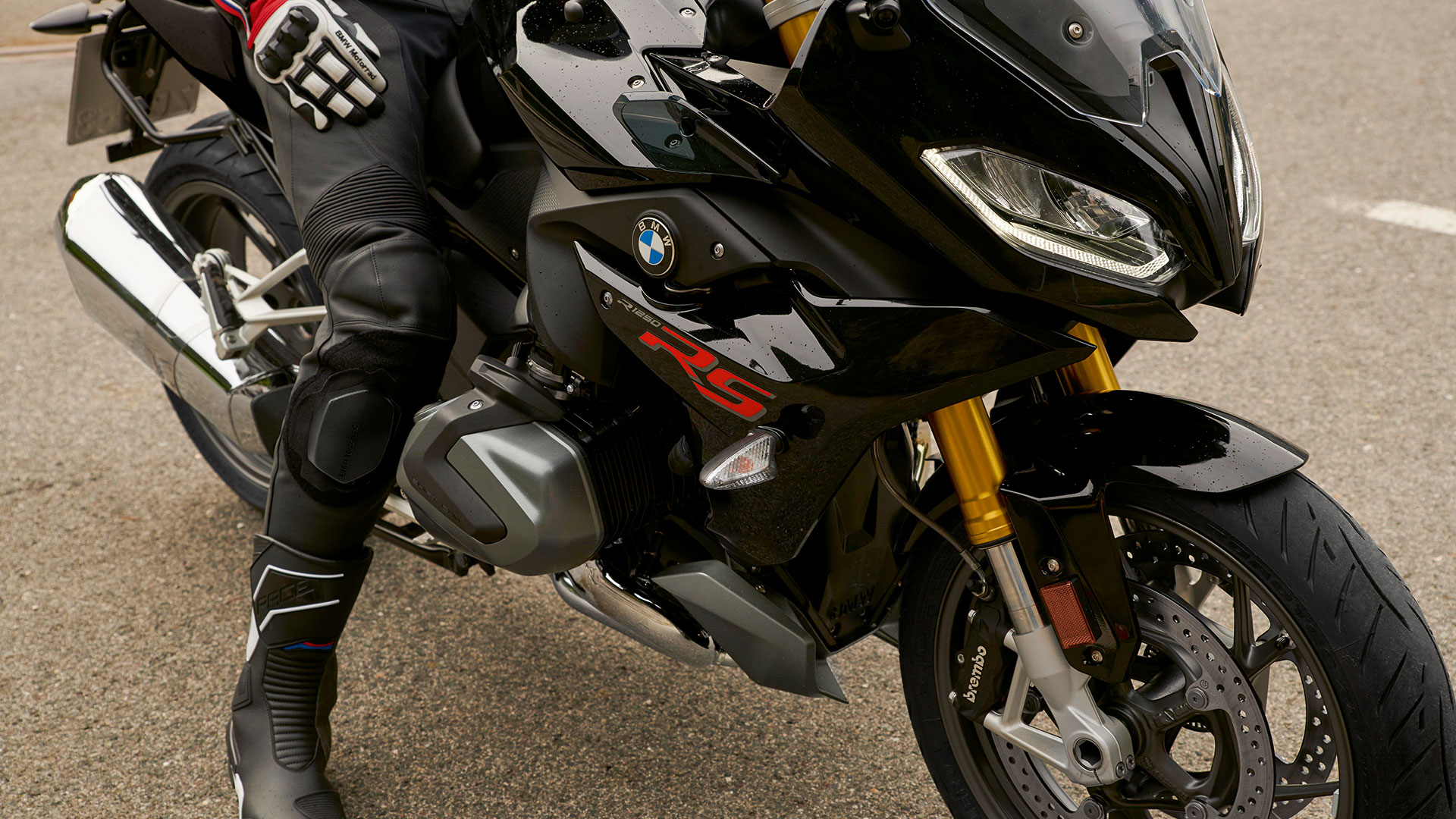 R 1250 RS in a curve