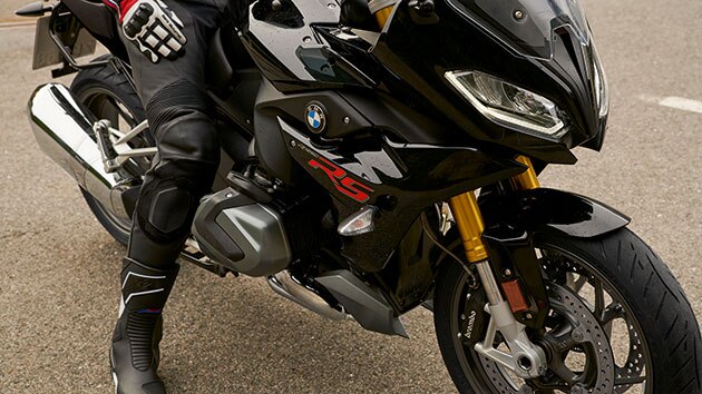 R 1250 RS in a curve