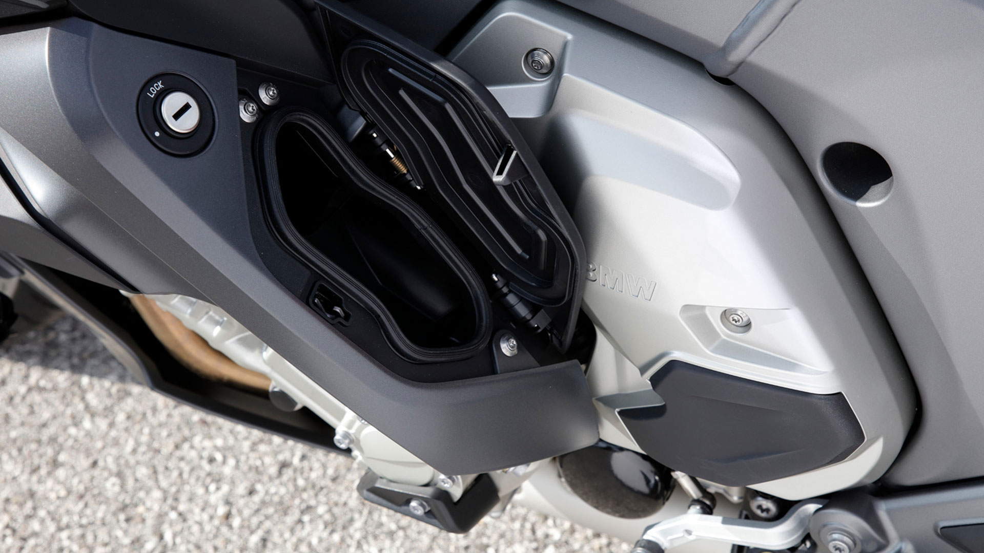 K 1600 GT storage compartments